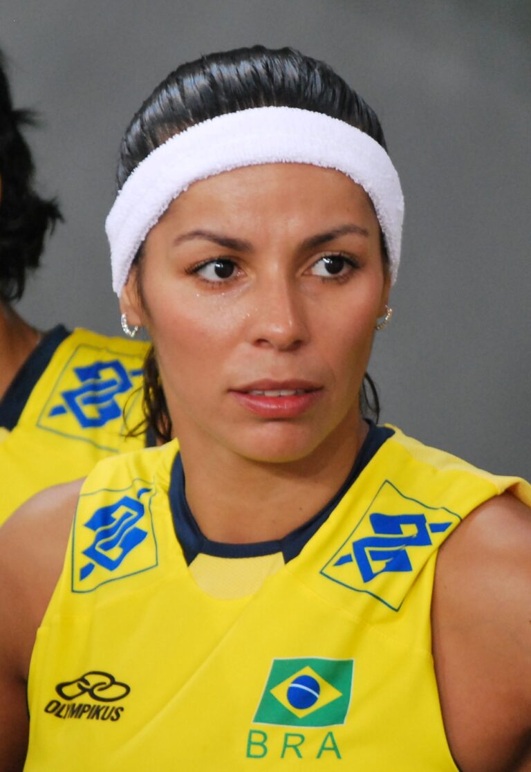 Profil Atlet Voli Paula Pequeno